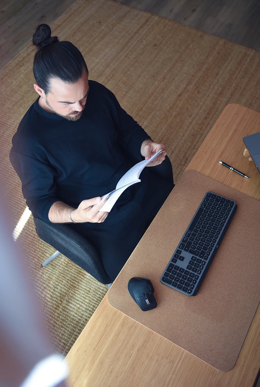 Der Designer arbeitet sehr strukturiert. Auf seinem Schreibtisch sind daher nur Tastatur, Maus und Notizbuch.