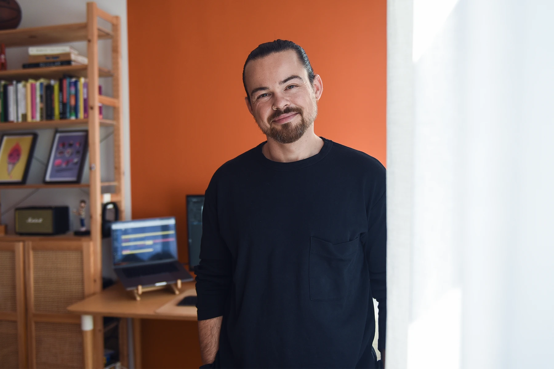 Digital Brand Designer Dragan Vidovic vor seinem Mac, an dem er auch Webdesigns gestaltet. 